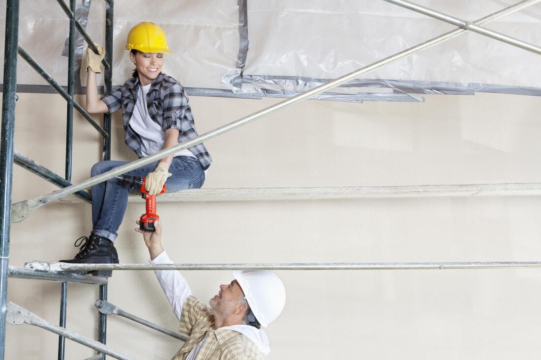 orlando stucco repair pros on scaffolding doing stucco water damage repair.